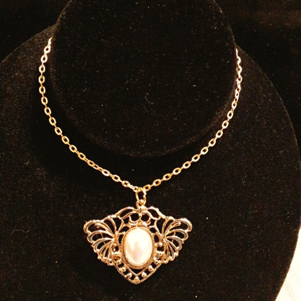 20 inch Goldtone Chain w/ Detachable Brooch